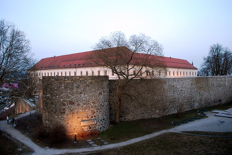Datei:Schloss Ostseite Mauer.jpg