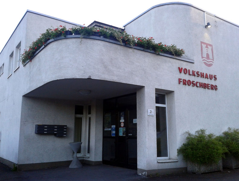 Datei:Eingang Volkshaus Froschberg.jpg