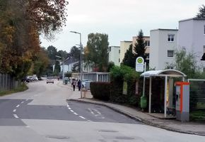 Holzheimer Straße, Blick von der Haltestelle Hartackerstraße Richtung Südosten