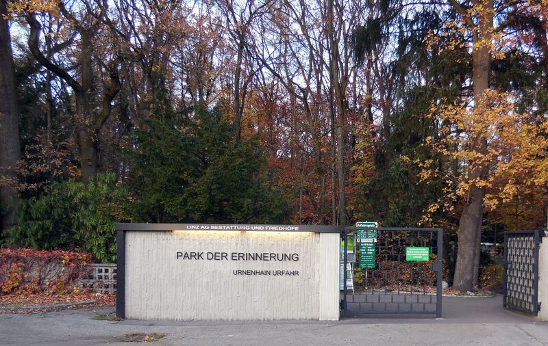Datei:Urnenhain Urfahr Eingang.jpg