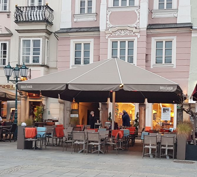 Datei:Cafe Das Bruckner Hauptplatz.jpg