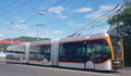 Doppelgelenk-O-Bus bei Haltestelle Hafen.jpg
