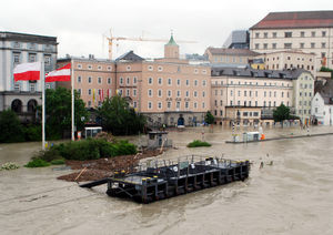 Obere Donaulände von der Nibelungenbrücke, während des Hochwassers 2013