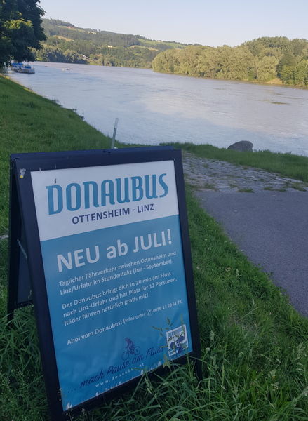Datei:Donaubus Werbung Ottensheim.jpg