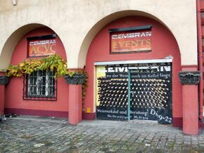 Cembrankeller, Kellergasse