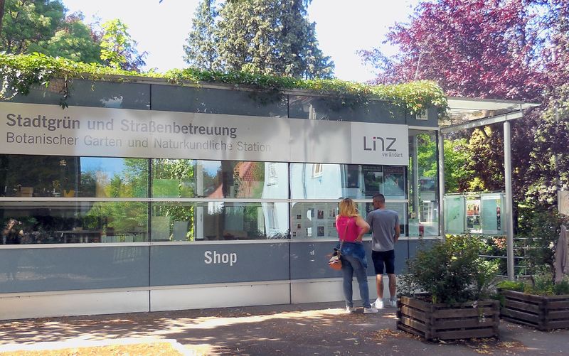 Datei:Botanischer Garten Linz Eingang Sommer 2018.jpg