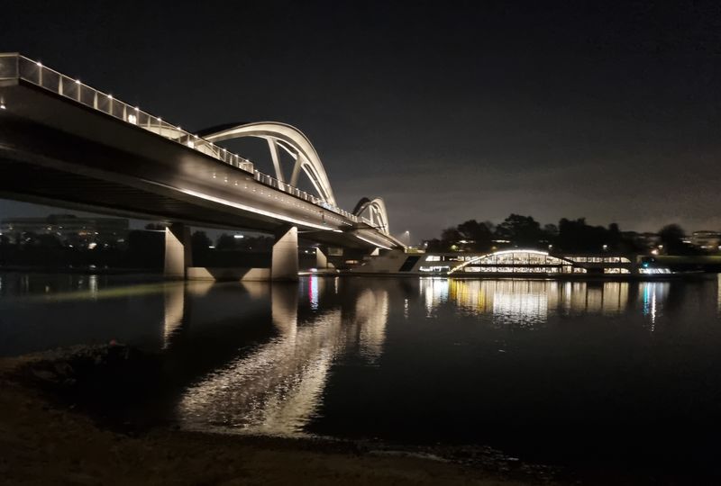 Datei:Eisenbahnbrücke 2021 Nachts Kristallschiff.jpg