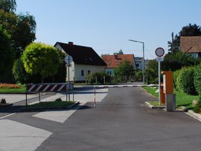 Mayrhoferstraße, Fahrverbot und Schranken beim südlichen Ende der Straße, Blick Richtung Norden