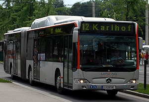 Gelenksbus auf der Linie 12 bei der Haltestelle Hauptbahnhof