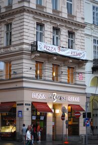 Die 3 Etagen am Südende des Hauptplatzes