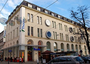 Thalia-Filialen an der Mozartkreuzung; der ehemalige Landesverlag ist die größte Filiale der gesamten Thalia-Kette