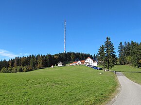 Gasthaus zur Gis, im Hintergrund der Lichtenberg-Sender