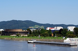 Der Donaupark vom gegenüberliegenden Donauufer, links das Brucknerhaus
