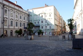 Landhausplatz, rechts die Klosterstraße