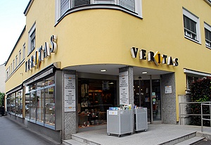 Veritas-Filiale Buch und Kunst (heute: Veritas Hofinger) an der Kreuzung Harrachstraße-Dametzstraße