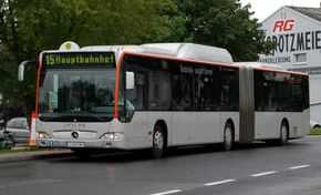 Bus der Linie 15 in der Endhaltestelle Wagram