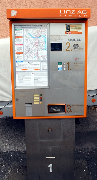 Datei:Linz AG Fahrscheinautomat 90er.jpg