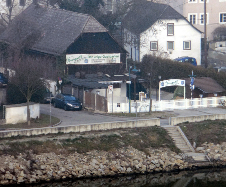 Datei:Biergartl an der Donau.jpg