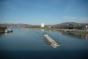 Frachtschiff auf der Donau in Linz