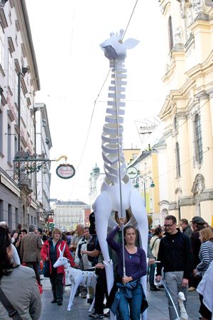 Giraffen-Figur auf der Landstraße im Rahmen der Visualisierten Klangwolke im Kulturhauptstadtjahr 2009