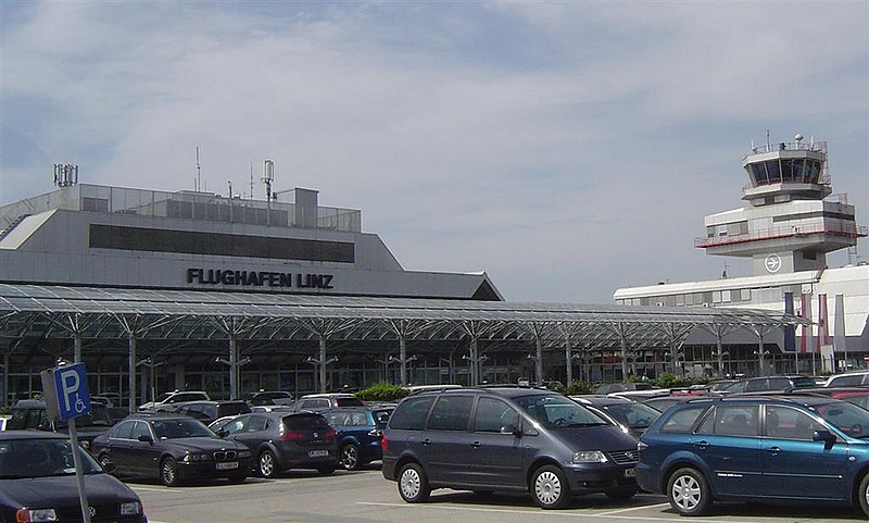 Datei:Flughafen Linz Front 2007.jpg