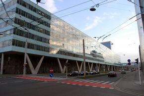 Das Ostende der Kärntnerstraße; im Vordergrund das Landesdienstleistungszentrum, dahinter der Terminal Tower am Hauptbahnhof