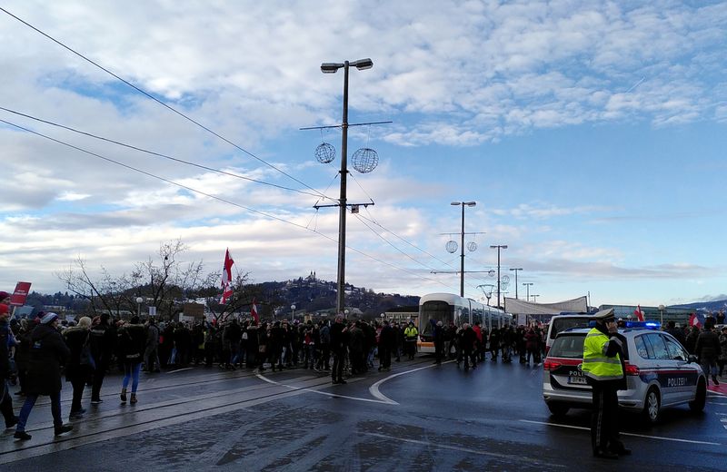 Datei:Anti-Coronamaßnahmen-Demo Nibelungenbrücke 12.1.2022.jpg