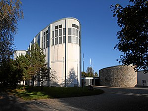 Rechts Marienkapelle in Mauthausener Granit