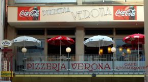 Pizzeria Verona, Balkon im 1. Stock im Hof neben dem Taubenmarkt