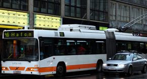 O-Bus der Linie 46 in der Haltestelle Mozartkreuzung