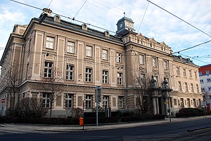 Das Bezirksgericht mit der Front zur Ferihumerstraße