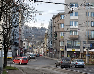 Verkehrsknotenpunkt Hinsenkampplatz in Urfahr, kurz vor der Nibelungenbrücke, einem Nadelöhr zwischen Linz-Zentrum und nördlich der Donau gelegenen Vororten; hier Blick in die Rudolfstraße, der Verkehrsachse in Richtung Rohrbach