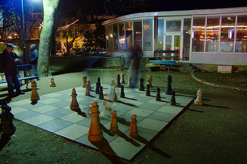 Datei:Schachspieler im Linzer Volksgarten hinter der Milchtrinkhalle 1.jpg