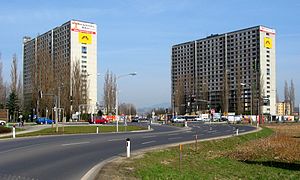 Meixnerkreuzung (2003) mit den beiden Hochhäusern im Hintergrund, kurz vor deren Sprengung