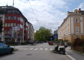 Dürrnbergerstraße, Blick Richtung Südwesten über die Kreuzung mit der Pillweinstraße zum Andreas-Hofer-Platz