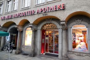 "Die Neue Hofstätter Apotheke" am Hauptplatz