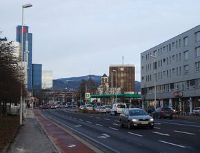 Wildbergstraße, Blick von der Ferihumerstraße Richtung Norden; im Hintergrund ist noch der frühere Standort der Bruckneruniversität zu sehen, der mittlerweile durch den Bruckner Tower ersetzt wurde
