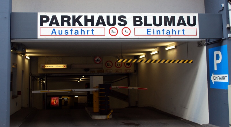Datei:Parkhaus Blumau.jpg