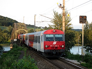 Zug der Summerauer Bahn bei der Fahrt über die Eisenbahnbrücke Steyregg