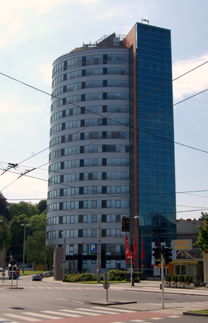 Der „Wissensturm“ in der Nähe des Linzer Hauptbahnhofes, seit 2007 Standort von Volkshochschule und Stadtbibliothek