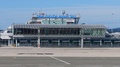 Blue Danube Airport Linz vom Vorfeld.jpg