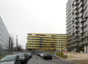 Straße "Donaupromenade", rechts das gleichnamige Wohnbauprojekt, links das Tech cEnter