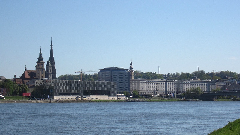 Datei:Donau Stadtzentrum.jpg