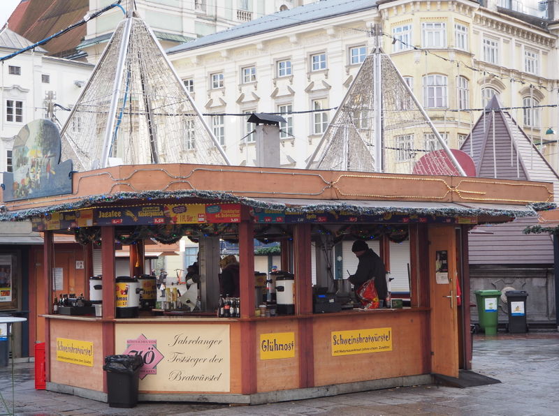 Datei:Weihnachtsmarkt Hauptplatz 2019 Stand.jpg