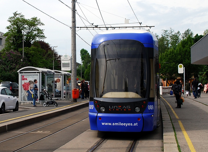 Datei:Haltestelle Auwiesen Straßenbahn.jpg