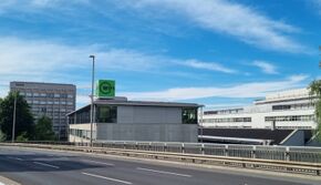 WIFI-Hotel (links), rechts das WIFI-Hauptgebäude