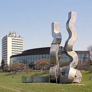 Die Skulptur "Strömung", im Hintergrund das Brucknerhaus und das Arcotel Nike Linz