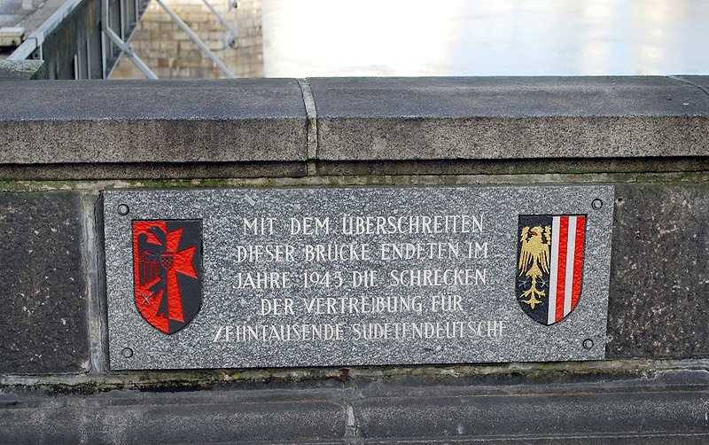 Datei:Nibelungenbrücke Sudeten Erinnerungstafel.jpg