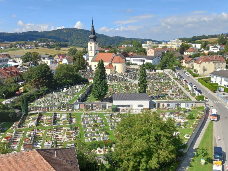 Datei:Pfarrkirche Leonding Friedhof.jpg