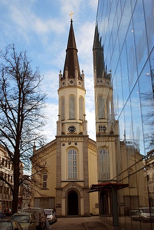 Die Martin-Luther-Kirche von der Landstraße aus gesehen